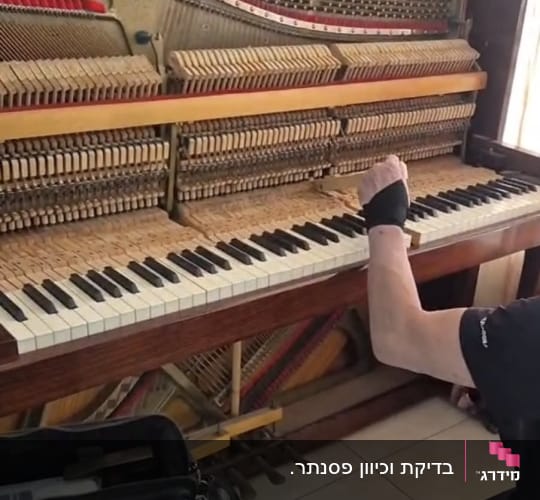 כיוון פסנתר עם מפתח כיוון על מיתרים